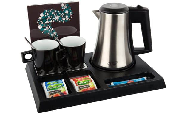 Welcome tray of heat-resistant ABS plastic with a wood structure finish with on top a water kettle, leaflet holder and 2 black coffee cups